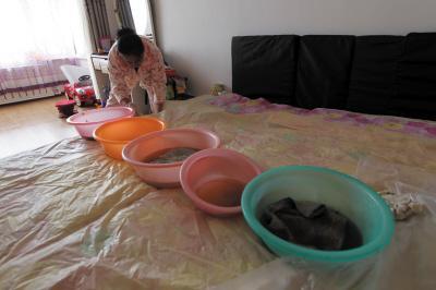 安平楼上漏水，住户失联，小区没物管，业主维权难！律师来支招……